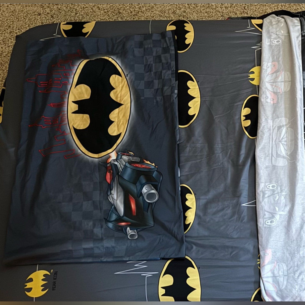 Batman twin sheet set. Includes fitted sheet, flat sheet, pillowcase.